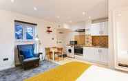 Kamar Tidur 6 Beautiful Hyde Park Studio Flat