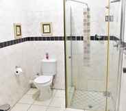 In-room Bathroom 7 Kamsa Royal Guest House