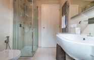 In-room Bathroom 4 Carmini Canal View and Balcony with Lift