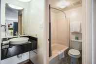 In-room Bathroom Motel 6 Somers Point, NJ - Ocean City - Wild Wood Beach