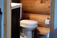 Phòng tắm bên trong Yukon Pines