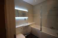 In-room Bathroom St Giles Court