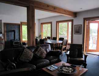 Lobby 2 Arbutus Cove Guesthouse