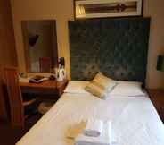 Bedroom 4 Dorset Arms Hotel
