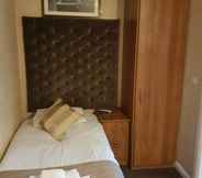Bedroom 7 Dorset Arms Hotel