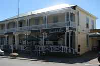 Exterior Raglan Harbour View Hotel