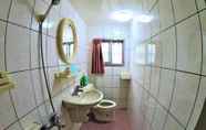 Toilet Kamar 6 Islander B&B