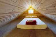 Kamar Tidur White Cabin Cozy Secluded Cabin