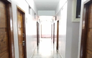 Lobi 3 iROOMZ Hotel Abhiman