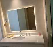 In-room Bathroom 3 GreenTree Inn Xingtairen People St Business Hotel