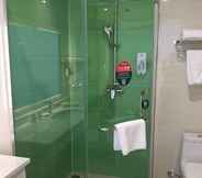 In-room Bathroom 4 GreenTree Inn Xingtairen People St Business Hotel