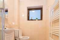 Toilet Kamar Beautiful and Bright Apartment