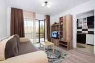 Ruang Umum Beautiful and Bright Apartment