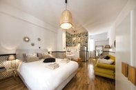 ห้องนอน Designer renovated apt- downtown Athens by VillaRentalsgr