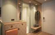 In-room Bathroom 5 Hampton by Hilton Kaiserslautern