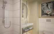 In-room Bathroom 6 Hampton by Hilton Kaiserslautern