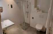 In-room Bathroom 5 ibis Styles Almere