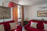 Ruang Umum Luxury apartment in the heart of Genoa