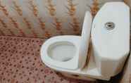 Toilet Kamar 7 Jingga Guesthouse