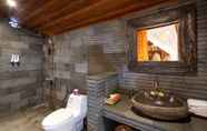 In-room Bathroom 6 Royal Cottage Nusa Lembongan