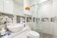 In-room Bathroom Jennifer House - Millenium Apartment