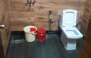 Toilet Kamar 3 Banaras Hotel LLP