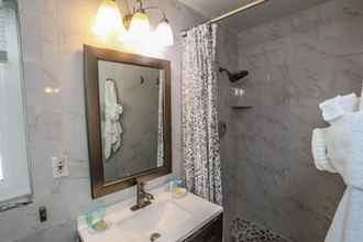In-room Bathroom 4 243 Miramar Street
