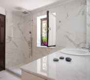 In-room Bathroom 2 580m² Homm Luxurious Seaside Residence in Syvota, 14 ppl