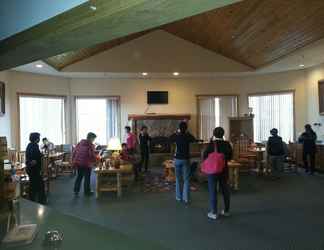 Lobby 2 Eagle Peak Lodge & Cabins