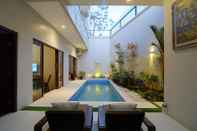 Kolam Renang Pandhega 2 House