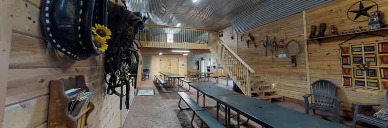 Lobby Western Cowboy Barn