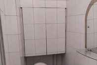 Toilet Kamar Guest House near Mirabad Bazaar