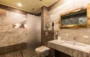 Phòng tắm bên trong 5 Diplomat Plaza Hotel & Resort