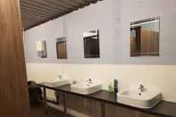 In-room Bathroom Roaches Bunkhouse - Hostel