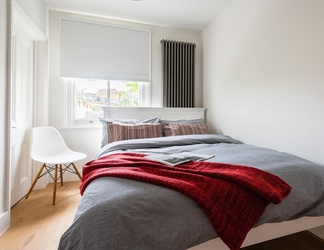 Bedroom 2 The Lansdowne Crescent - Bright 3bdr Top Floor Apartment in Notting Hill