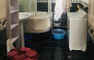 Toilet Kamar 7 Jonon Tours & Guesthouse