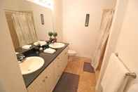 In-room Bathroom Luxurious 2 Bedroom03 - Close To Wedding Venue Apts by RedAwning