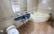 Toilet Kamar 4 Motel Nine