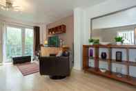 Common Space Lakeside view - Manchester townhouse