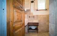 In-room Bathroom 3 Trullo del Falegname Ostuni by Typney