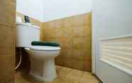 Toilet Kamar 6 Tranquil 2BR @ Green Pramuka Apartment