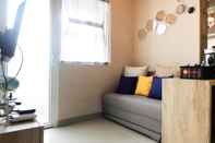 Ruang Umum Modern and Bright 2BR Green Pramuka Apartment