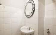 Toilet Kamar 6 Homey and Simply 2BR Kebagusan City Apartment