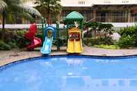 สระว่ายน้ำ Homey and Simply 2BR Kebagusan City Apartment