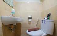 Toilet Kamar 4 Minimalist Studio at Kebagusan City Apartment