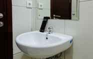 Toilet Kamar 2 Homey 1BR at Assati Garden House Apartment