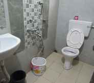 Toilet Kamar 7 Goroomgo Gouri Palace Puri