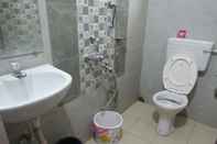Toilet Kamar Goroomgo Gouri Palace Puri