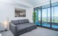 Ruang untuk Umum 5 Minimalism Modern Apartment With Water View