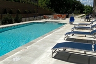 Swimming Pool La Quinta Inn & Suites by Wyndham Oxford